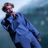 Der Sänger von Katarsis in blauem Gewand