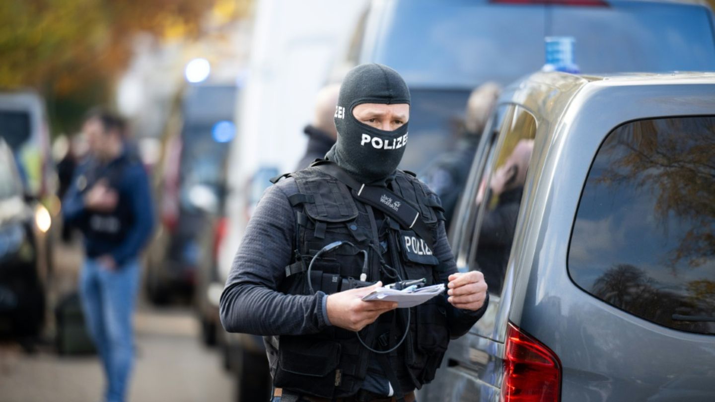 Polizist bei einem Einsatz