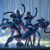 Die lettische Folk-Gruppe Tautumeitas zeigt akrobatische Bewegungen