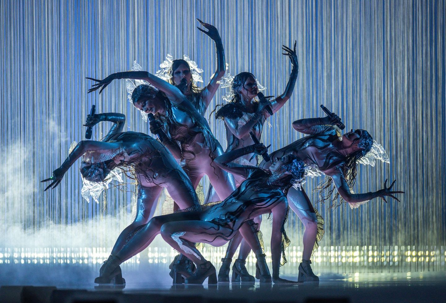 Die lettische Folk-Gruppe Tautumeitas zeigt akrobatische Bewegungen