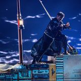 Der österreichische Countertenor JJ steht auf einem Bühnen-Segelboot