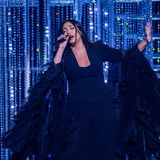 Yuval Raphael singt in einem schwarzen Outfit