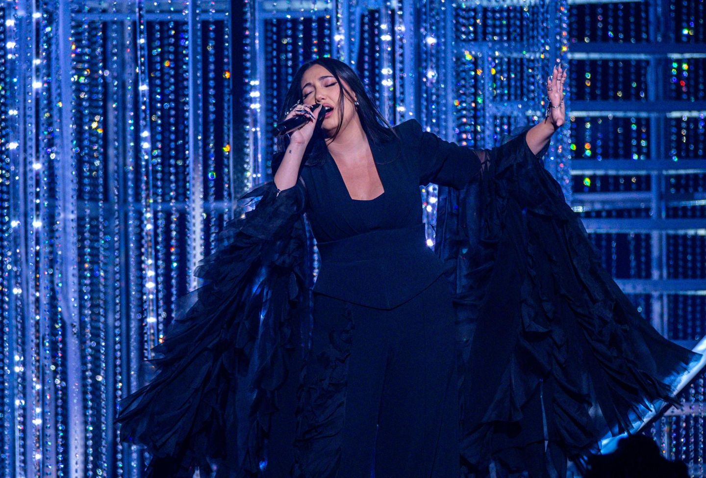 Yuval Raphael singt in einem schwarzen Outfit