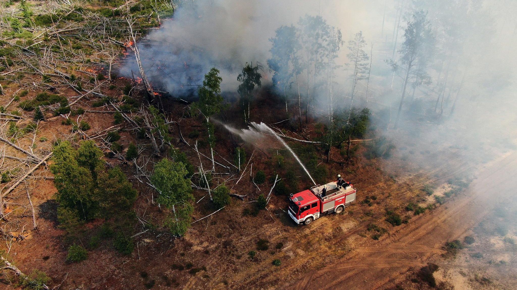 Zunehmende Trockenzeiten: Flammen schlagen in die Höhe in einem Waldstück nahe Jüterbog, südlich von Berlin. Dort brennt 2023 eine Fläche von 326 Hektar Flammen schlagen in die Höhe in einem Waldstück nahe Jüterbog, südlich von Berlin. Dort brennt 2023 eine Fläche von 326 Hektar