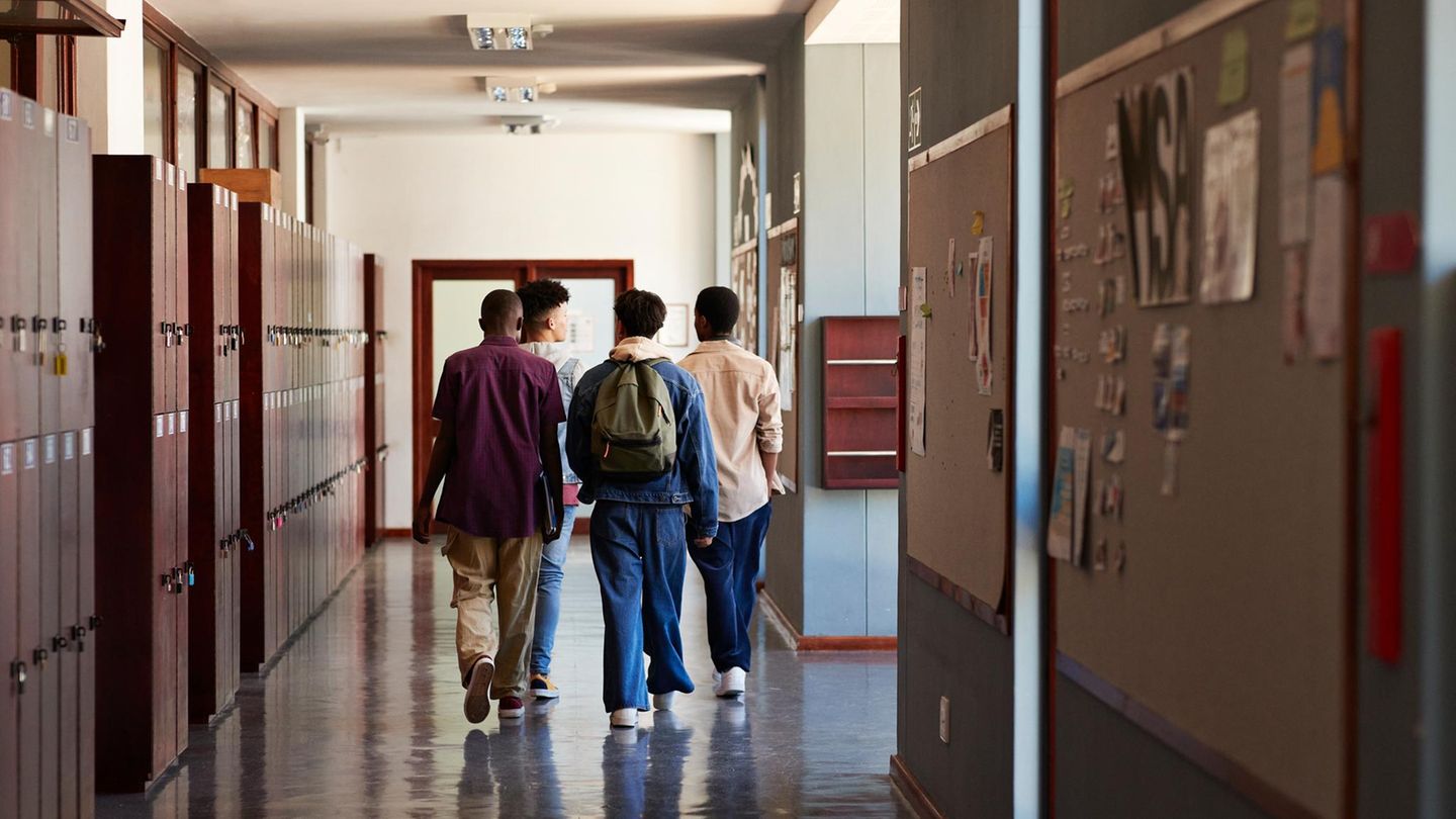 Vier Schüler in einem Schulflur zur Bebilderung des Romans "Anschlussfehler"