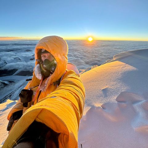 Lukas Furtenbach macht ein Selfie auf dem Gipfel des Mount Everests