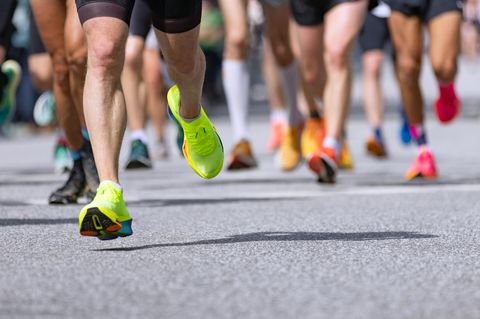 Beste Laufschuhe 2025: Läuferbeine während eines Straßen-Marathons