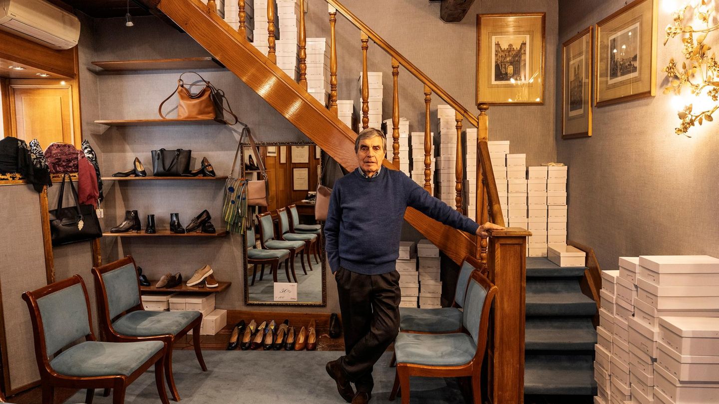 Schuhgeschäft-Inhaber Alessandro Gazzi Inhaber eines Schuhgeschäftes Alessandro Gazzi