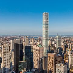 Der Wolkenkratzer 432 Park Avenue ragt in Manhattan wie ein Stift aus der Skyline hervor