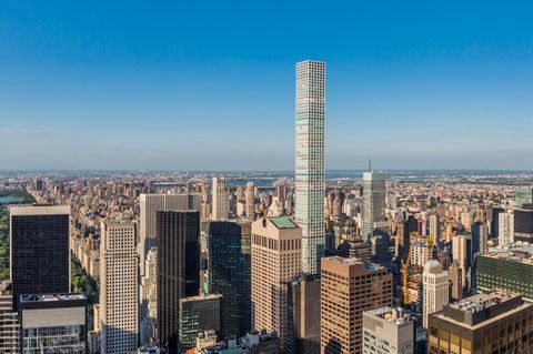 Der Wolkenkratzer 432 Park Avenue ragt in Manhattan wie ein Stift aus der Skyline hervor