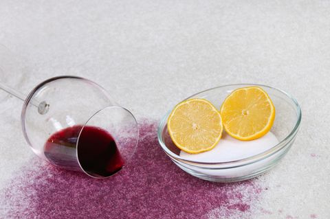 Rotwein Fleck mit Glas und Zitrone
