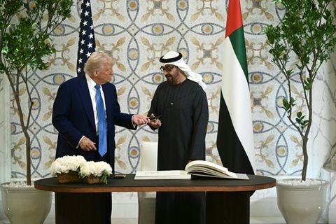 Trump (l.) mit dem Präsidenten der Emirate