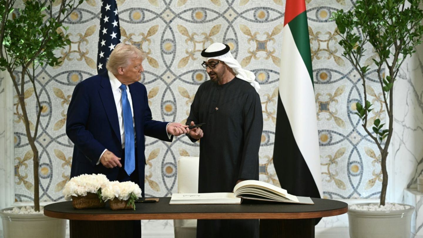 Trump (l.) mit dem Präsidenten der Emirate