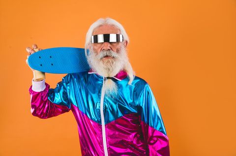 Gefühltes Alter: ein älterer Mann in glitzernden Klamotten