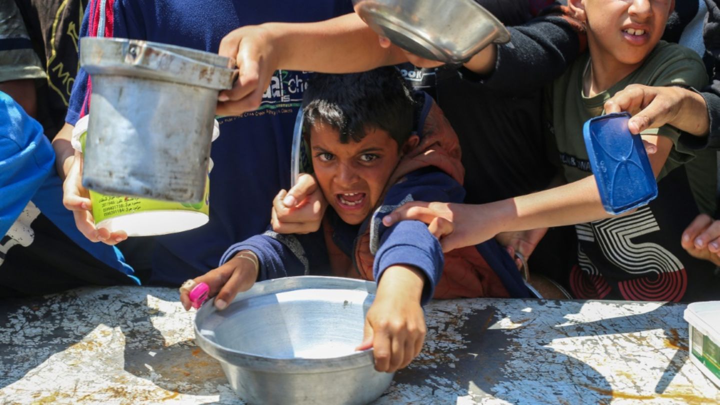 Kinder an einer Essensausgabe im Gazastreifen