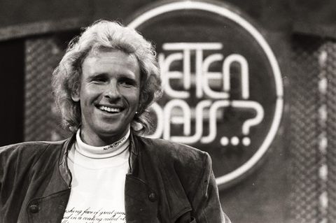 Selbstsicher steuert Thomas Gottschalk durch die 46. Ausgabe von "Wetten, dass...?" im Jahr 1988