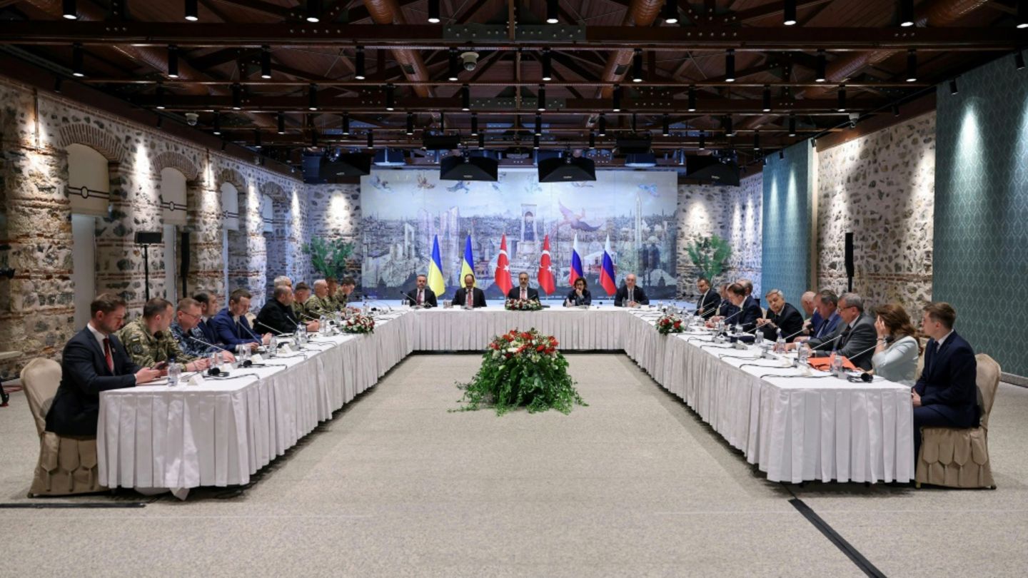 Die ukrainische Delegation (l.) und die Moskauer Vetreter (r.)