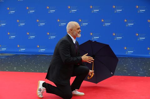 Albaniens Ministerpräsident Edi Rama empfängt Italiens Regierungschefin Giorgia Meloni beim Europa-Gipfel mit einem Kniefall