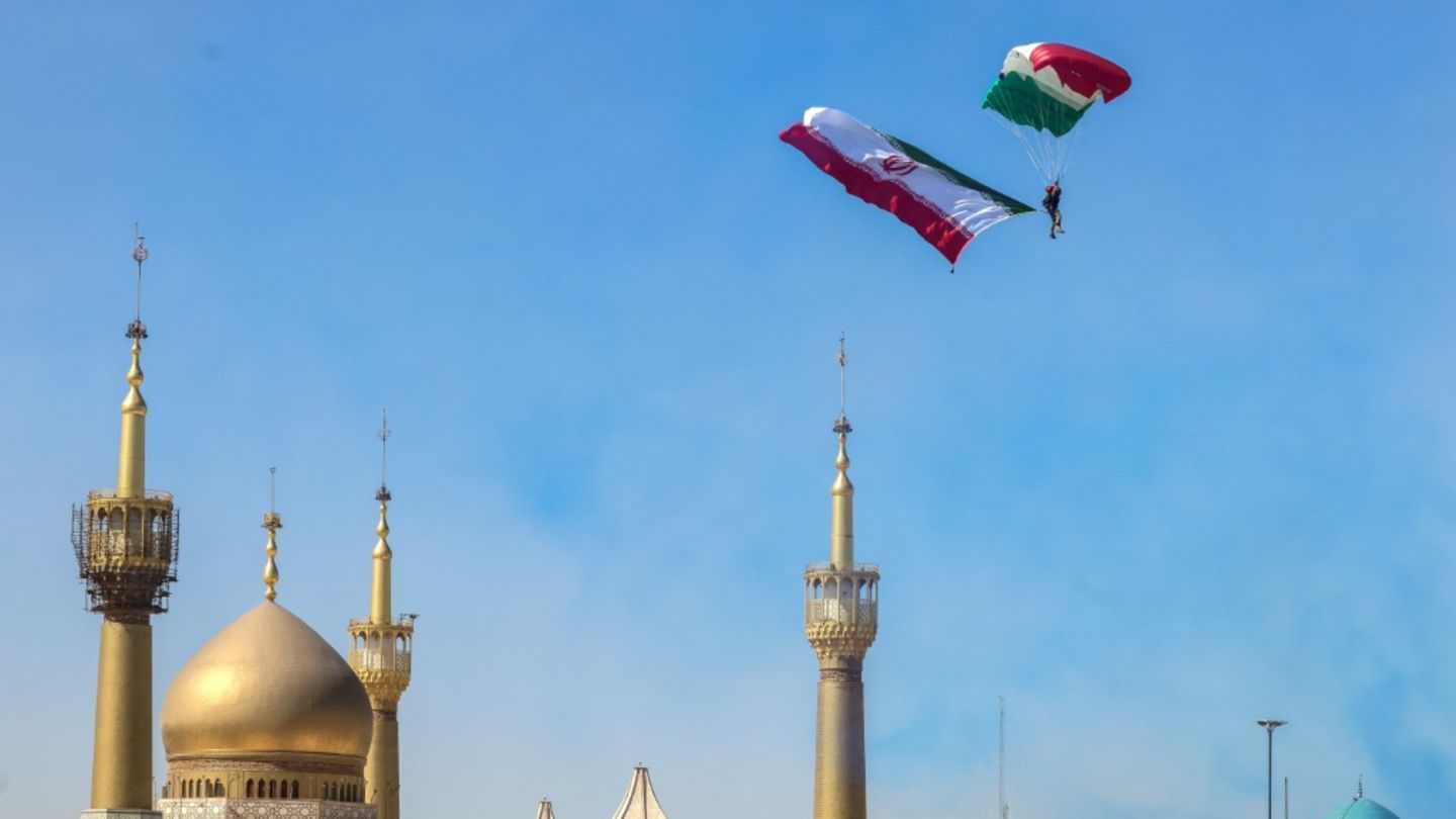 Iranische Flagge in Teheran