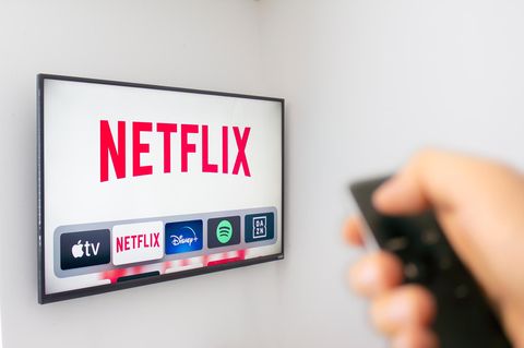 Ein Fenseher zeigt das Netflix-Logo