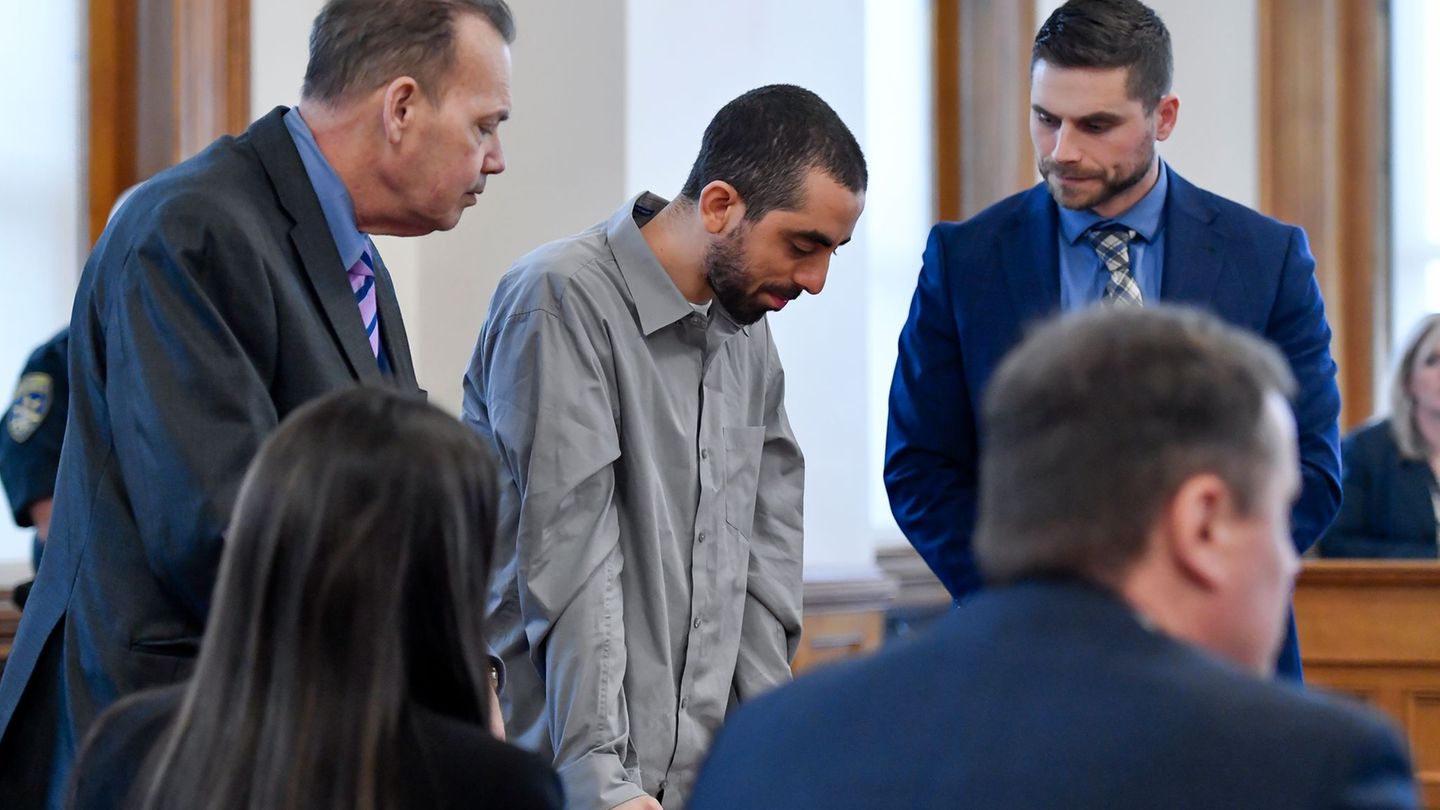 Salman Rushdies Attentäter wurde schon im Februar wegen versuchten Mordes schuldig gesprochen