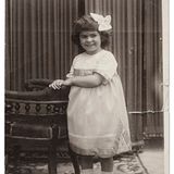 Kinderfoto von Frida Kahlo mit weißer Schelife im langen dunklen Haar