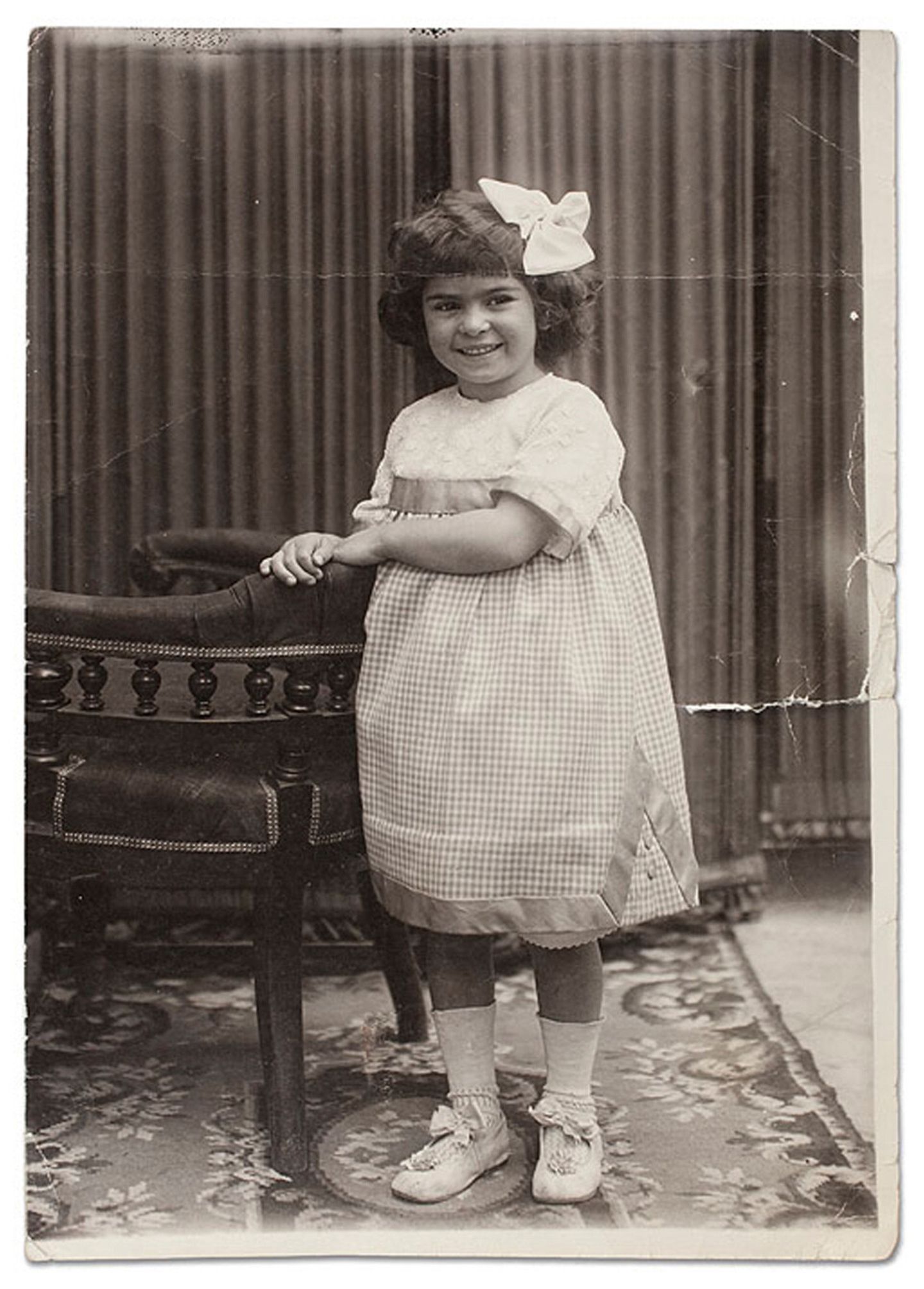 Kinderfoto von Frida Kahlo mit weißer Schelife im langen dunklen Haar