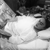 Malerin Frida Kahlo malt liegend im Bett