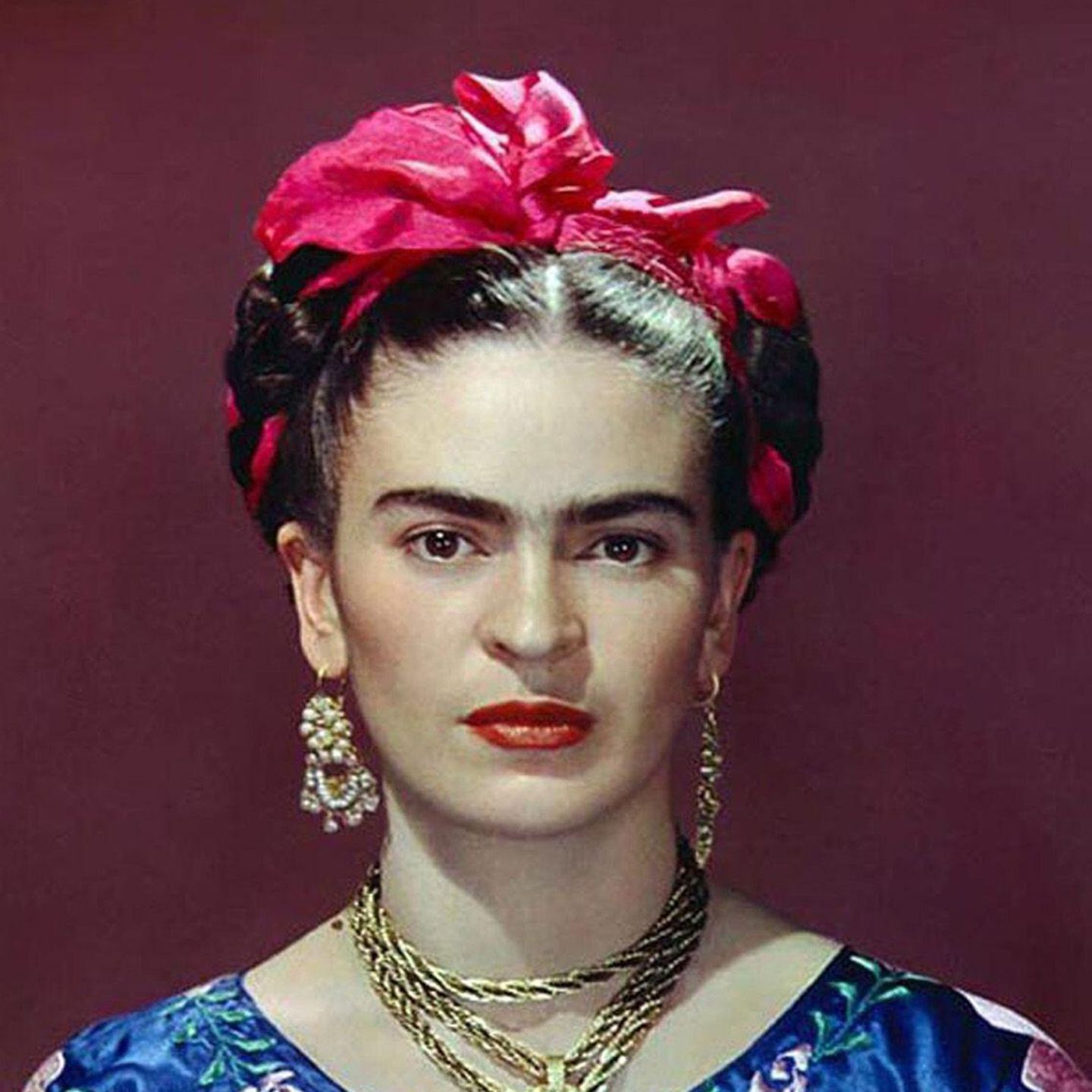 Hochgesteckte Haare, bunter Kopfschmuck, knallige Lippen:  Frida Kahlo 1946 in Mexico