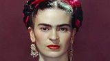 Hochgesteckte Haare, bunter Kopfschmuck, knallige Lippen:  Frida Kahlo 1946 in Mexico
