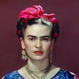 Hochgesteckte Haare, bunter Kopfschmuck, knallige Lippen:  Frida Kahlo 1946 in Mexico