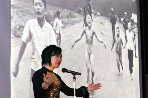 Kim Phuc vor dem berühmten Foto, auf dem sie als Mädcen zu sehen ist
