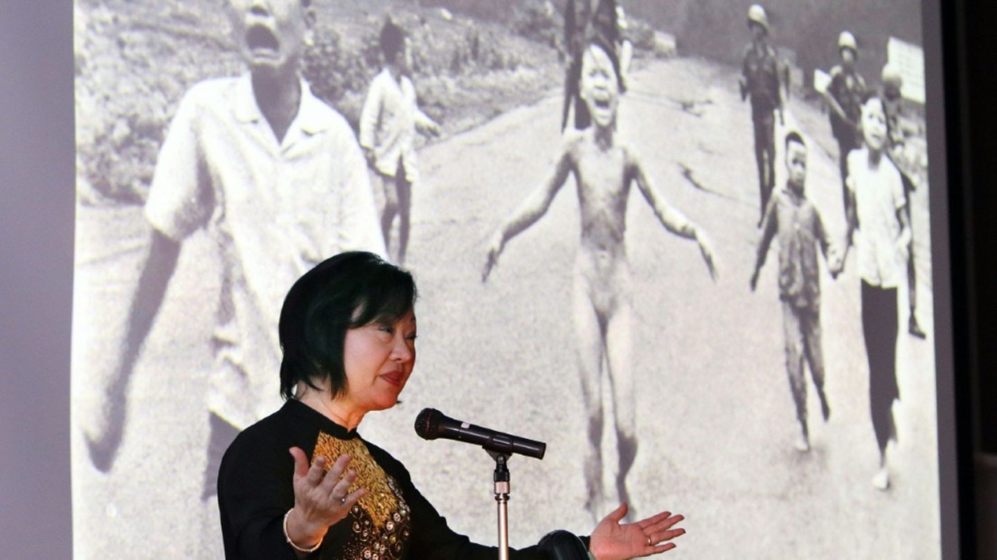 Kim Phuc vor dem berühmten Foto, auf dem sie als Mädcen zu sehen ist
