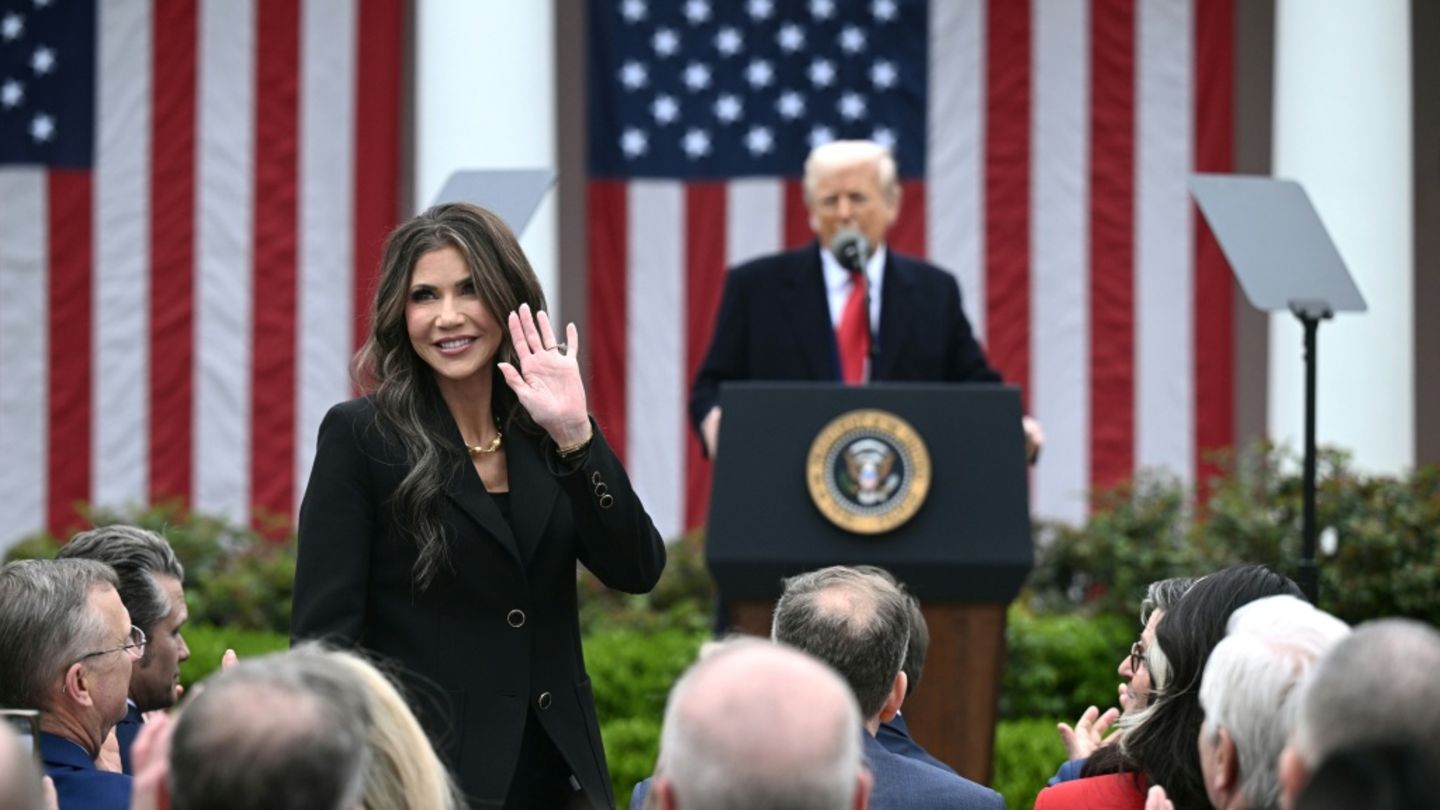 Heimatschutzministerin Kristi Noem und Präsident Trump