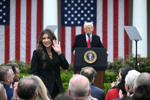Heimatschutzministerin Kristi Noem und Präsident Trump