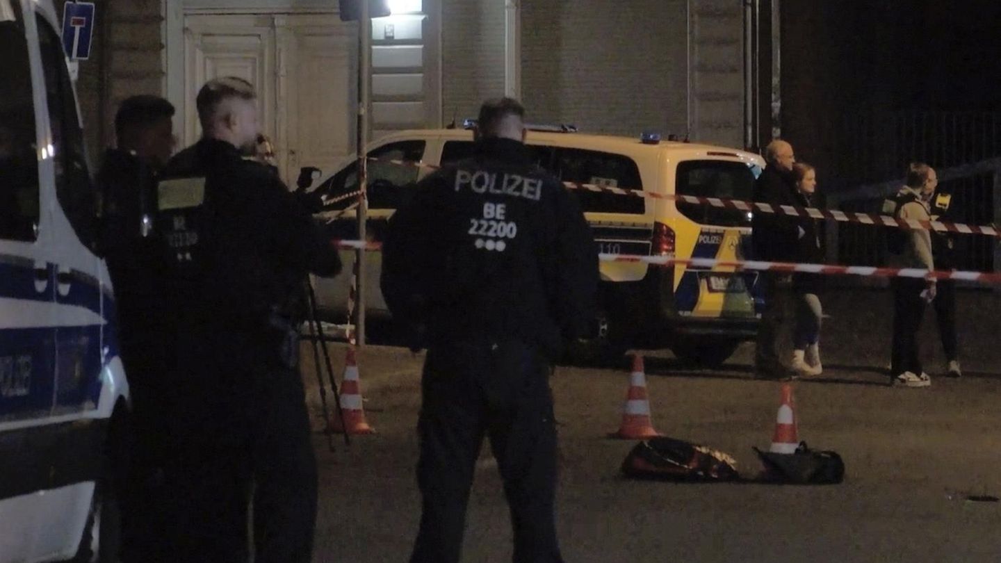 Polizisten stehen an einer Absperrung im Berliner Bezirk Neukölln