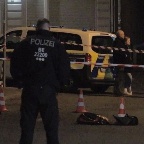 Polizisten stehen an einer Absperrung im Berliner Bezirk Neukölln