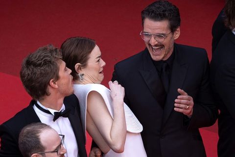 Austin Butler, Emma Stone und Pedro Pascal kämpfen in Cannes mit einer Biene
