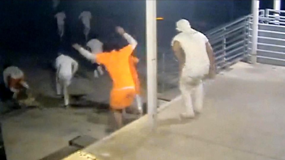 Ausbruch: Schwerverbrecher entkommen durch Gefängniswand