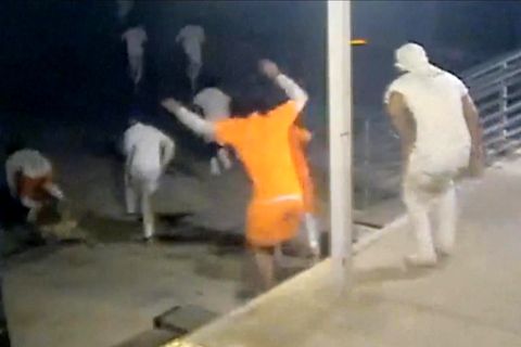Ausbruch: Schwerverbrecher entkommen durch Gefängniswand