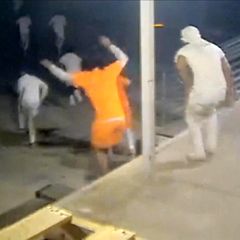 Ausbruch: Schwerverbrecher entkommen durch Gefängniswand