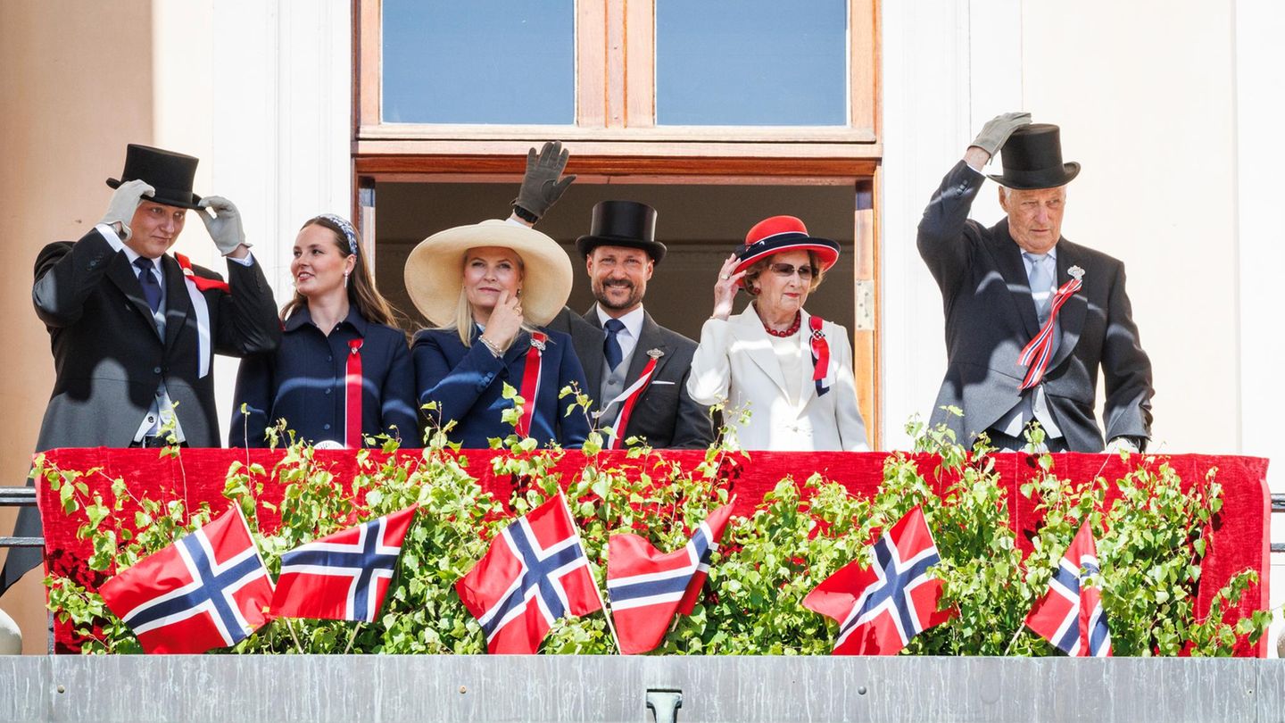 17. Mai: Oh, Happy Day! Oslo, Norwegen. Die königliche Familie hat sich auf dem Balkon des Schlosses versammelt, um der Kinderparade am Norwegen-Tag zuzusehen. Von links nach rechts sind dort die Kinder Prinz Sverre Magnus und Prinzessin Ingrid Alexandra, die Eltern Kronprinzessin Mette Marit und Kronprinz Haakon und Königin Sonja und König Harald zu sehen. Der Nationalfeiertag ist eine große Sache. Die Norweger werfen sich in ihre traditionellen Trachten, um mit großem Stolz an die Unterzeichnung ihrer Verfassung im Jahr 1814 zu erinnern