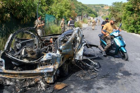 Das ausgebrannte Fahrzeug in Abu al-Aswad