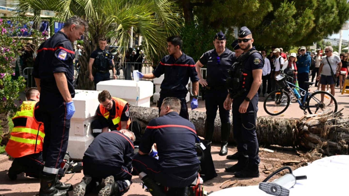 Feuerwehrleute behandeln den Verletzten auf der Croisette