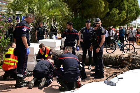 Feuerwehrleute behandeln den Verletzten auf der Croisette