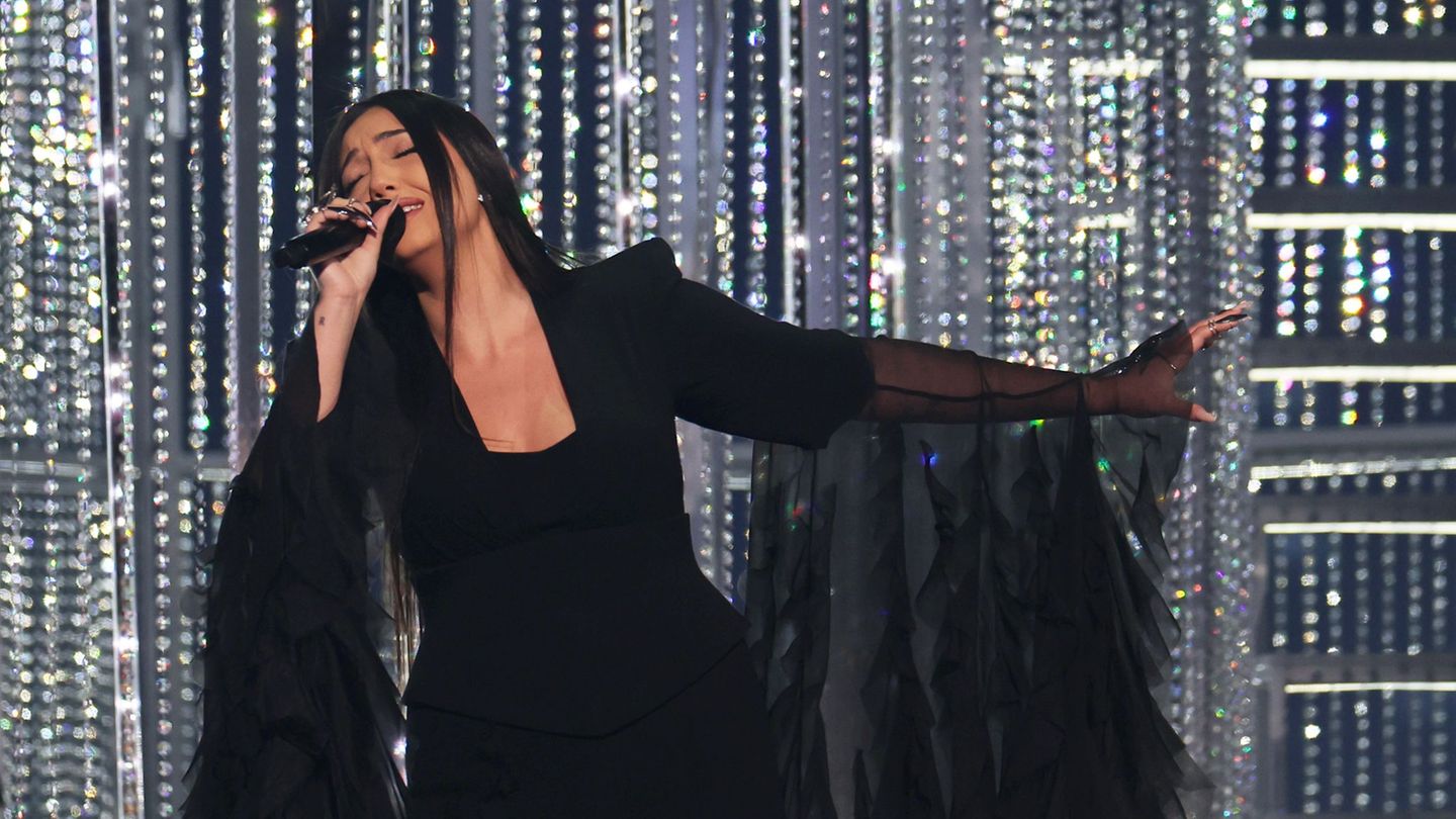Music: ESC: Israel sings inside, water cannon drives outside