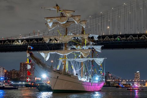 New York: Das Schulschiff "Cuauhtémoc" trieb rückwärts unter die Brooklyn Bridge