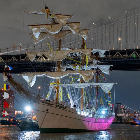 New York: Das Schulschiff "Cuauhtémoc" trieb rückwärts unter die Brooklyn Bridge