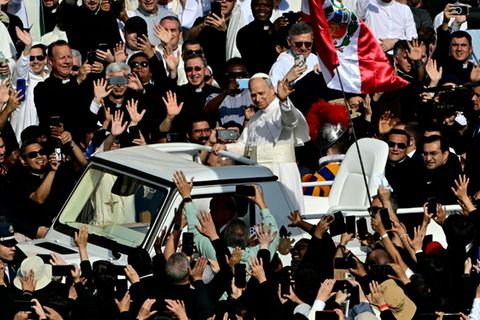 Papst Leo XIV. im Papamobil
