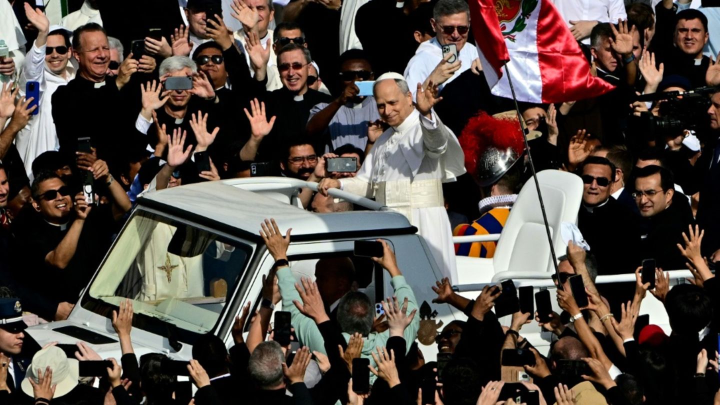 Papst Leo XIV. im Papamobil